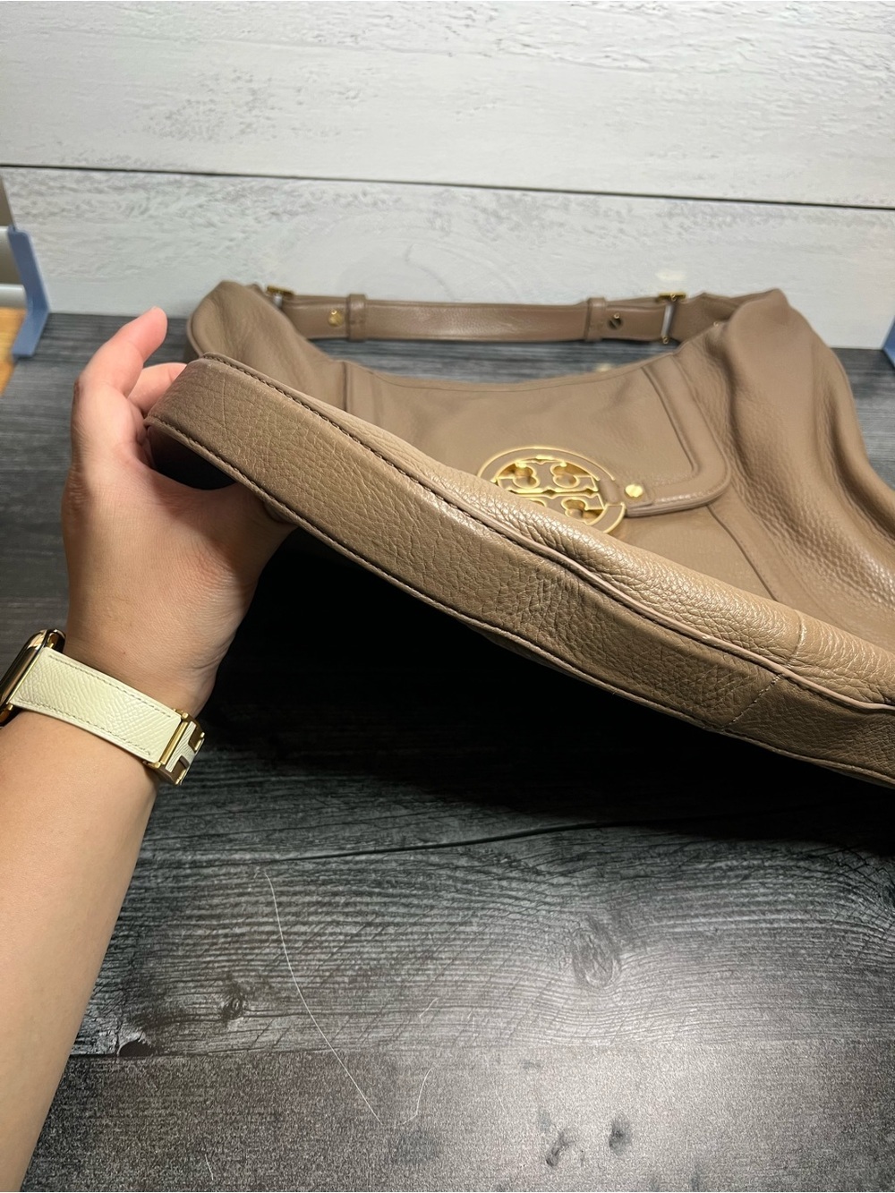 Tory Burch Taupe Pebbled Leather Shoulder Bag with Gold Logo - Picture 7 of 7